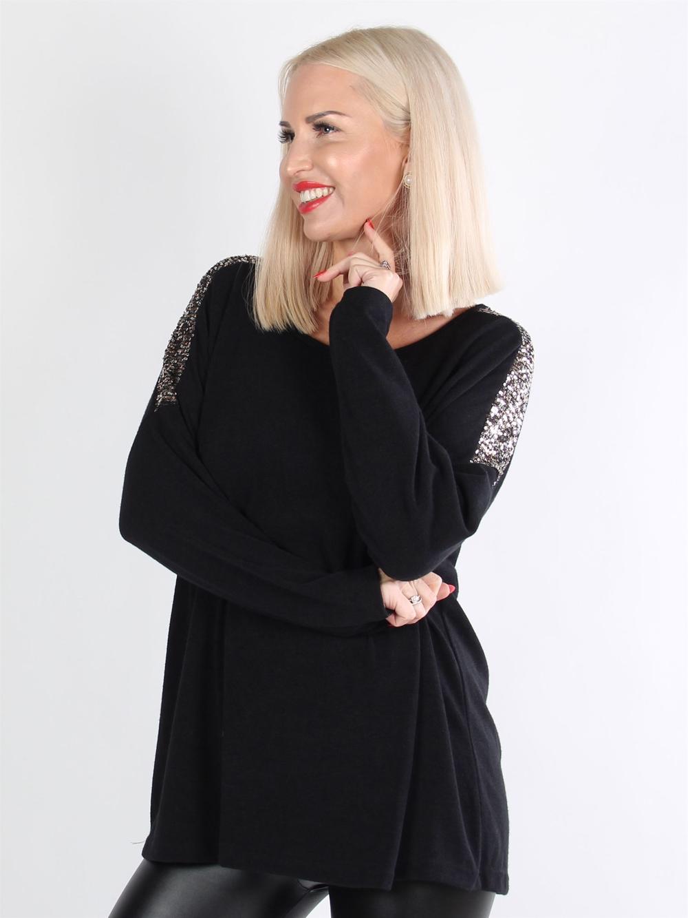 Keila - Sort langærmet striktrøje med pailletter på skuldrene